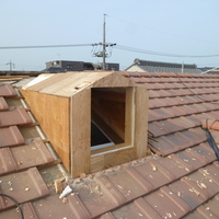 屋根に窓を付けました。のサムネイル
