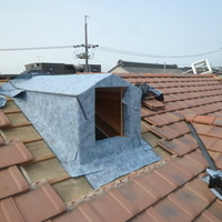 屋根に窓を付けました。のサムネイル