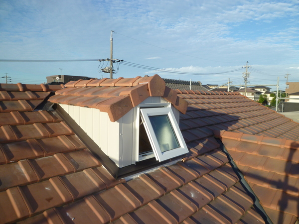 屋根に窓を付けました。