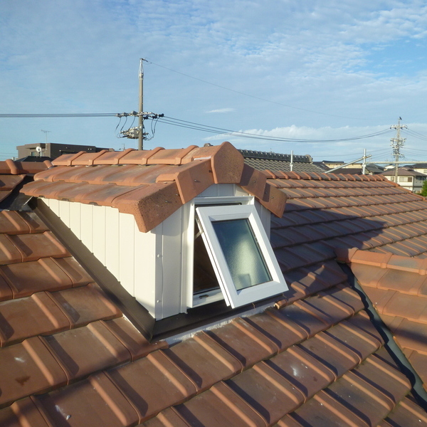 屋根に窓を付けました。